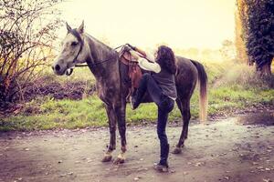 amazona con su caballo en el campo foto