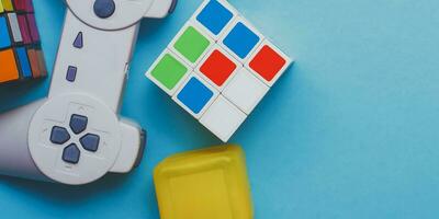juego de azar antecedentes. vídeo consola y tablero juegos elementos en brillante azul antecedentes. diverso juego de azar piezas foto
