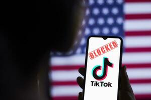 Taskent, Uzbekistán - dieciséis septiembre 2020 mujer utilizando Tik Tok aplicación foto