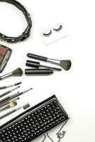 bolso con maquillaje conjunto y herramientas en blanco foto