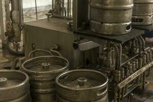 cerveza barriles en el producción línea en el fábrica foto