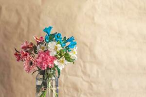 mujer sostiene arriba un vaso tarro de hermosa vistoso primavera flores foto