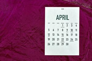abril mensual calendario en rojo foto