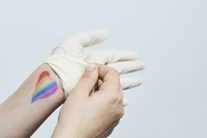 lgbtq hembra médico luchando con coronavirus en el primera línea foto