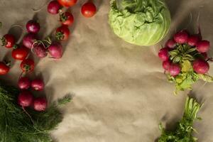 sano comida antecedentes. surtido de Fresco vegetales en papel antecedentes foto