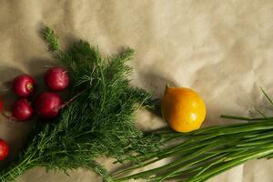 sano comida antecedentes. surtido de Fresco vegetales en papel antecedentes foto