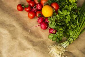 sano comida antecedentes. surtido de Fresco vegetales en papel antecedentes foto