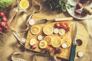 sano vegano comida antecedentes con corte tablero y limón rebanadas parte superior ver a orgánico comida antecedentes con corte tablero y limón rebanadas foto