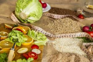 orgánico comida antecedentes con corte tablero y limón rebanadas foto