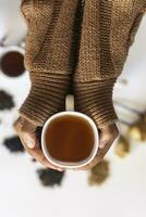 invierno tiempo. mujer Bebiendo caliente té durante frío invierno vacaciones. mujer con un taza de té foto