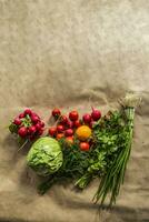 sano comida antecedentes. surtido de Fresco vegetales en papel antecedentes foto