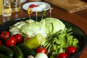 dieta palabra hecho cortar desde vegetales y plato de Fresco vegetales. sano comida concepto foto