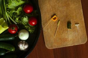 dieta palabra hecho cortar desde vegetales y plato de Fresco vegetales. sano comida concepto foto