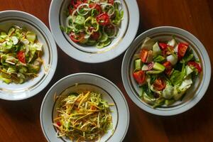 varios ensaladas con vegetales y verduras. sano comida concepto. mezclado vegetales foto