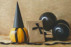 celebrando Víspera de Todos los Santos. naranja y negro calabazas con decorado regalo caja y aire globos foto