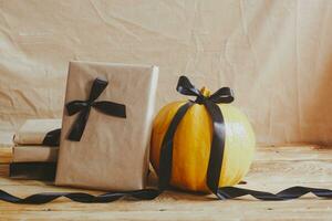 celebrando Víspera de Todos los Santos. naranja y negro calabazas con decorado regalo cajas foto