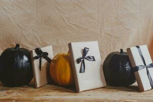 celebrando Víspera de Todos los Santos. naranja y negro calabazas con decorado regalo cajas foto