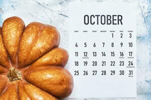 octubre 2020 mensual calendario con calabaza en madera foto