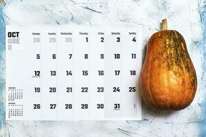 octubre 2020 mensual calendario con calabaza en madera foto