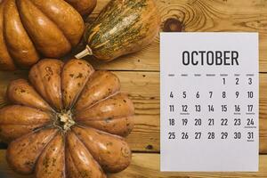 octubre 2020 mensual calendario con calabaza en madera foto