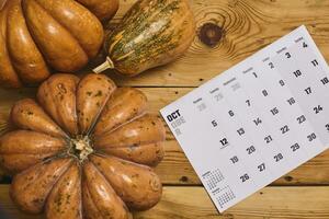 octubre 2020 mensual calendario con calabaza en madera foto