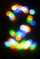 número 2 hecho con el bokeh de Navidad luces foto