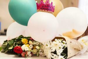 primero cumpleaños concepto. cumpleaños decoraciones ramo de flores de flores y globos con un corona foto