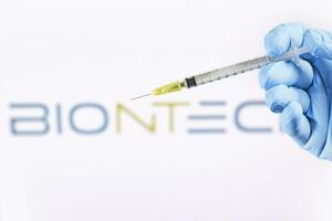 Biontech vaccine protects against new Covid photo