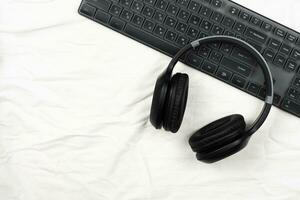 Keyboard and wireless headphones photo