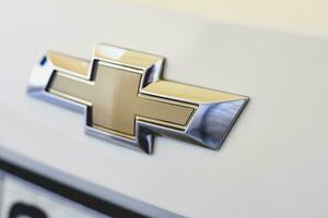 Taskent, Uzbekistán - 20 mayo, 2020 chevrolet logo en el coche foto