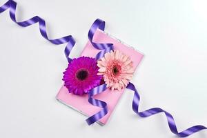 primavera caja de regalo con margarita flores foto