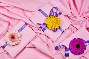 primavera caja de regalo con margarita flores foto