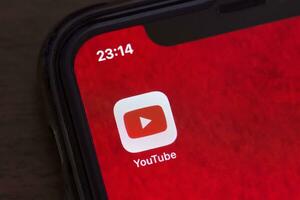 Youtube móvil solicitud en teléfono inteligente pantalla foto