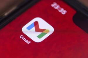 google correo o gmail móvil solicitud en teléfono inteligente pantalla foto