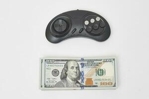 juego consola controlador y pila de dinero foto