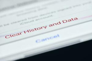 Cleaning Safari internet browser history and cache data on iPhone photo