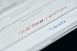 Cleaning Safari internet browser history and cache data on iPhone photo