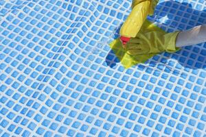 limpieza hogar inflable nadando piscina foto