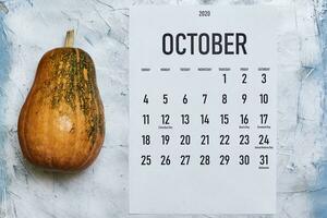 octubre 2020 mensual calendario con calabaza en madera foto