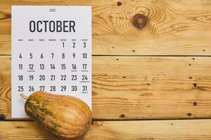 octubre 2020 mensual calendario con calabaza en madera foto