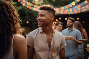 joven hombre sonriente a un animado patio fiesta. generativo ai foto