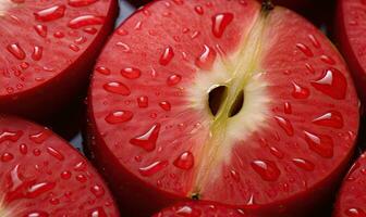 rojo manzanas rebanadas macro capturar de un crujiente manzana rebanada agua gotas. de la naturaleza frescura. creado por ai herramientas foto
