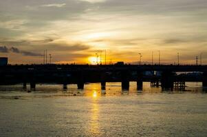 puesta de sol siluetas en binh trieu puente en Ho chi minh ciudad foto