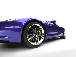 metálico púrpura moderno lujo Deportes coche - frente rueda de cerca Disparo foto