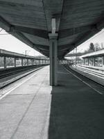 negro y blanco tren estación foto