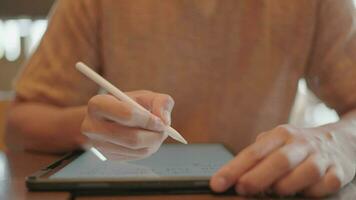 homme à la recherche à numérique tablette écran tandis que séance dans moderne café magasin video