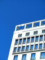 borde de el moderno blanco negocio edificio foto