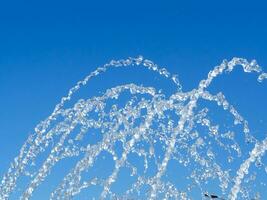 agua gotas disparo arriba desde el fuente foto