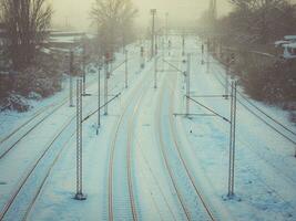 nieve cubierto tren pistas en el noche niebla foto