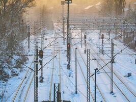 vacío tren pistas en invierno hora foto